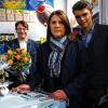 An dieser Kasse ist es passiert: Als ein maskierter Räuber am Mittwochabend in einem Getränkemarkt in Randersacker Geld fordert, können die Angestellte Birgit Möhring und ihr Sohn Andreas den Mann in die Flucht schlagen. Zur Aufmunterung nach dem Schock gab's tags darauf von Getränkemarktinhaber Norbert Bauriedel (links) einen Blumenstrauß.