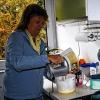 Backkunst: Christl Eidherr backt mit Begeisterung – zurzeit haben Apfelkuchen Saison.