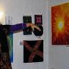 Tanz zur Ausstellungseröffnung: Lisa Steimer interpretierte ihre Mandalas auch durch Tanz. Im Hintergrund Stoff-Mandalas von Gerhilde Bauer und rechts das Heilmandala und weitere Bilder von Karin Ziegler.
