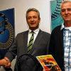 (fan)   Zwei langjährig Beschäftigte hat die zur Coburger Ros-Gruppe gehörende Firma Kunststofftechnik Ros geehrt: Rudi Breuer aus Eltingshausen (links) für 45-jährige Betriebstreue und Harald Walter aus Bergrheinfeld (rechts) für 40 Jahre. Geschäftsführer Werner Beuerlein (Mitte) würdigte ihre langjährige Verbundenheit zum Betrieb, ihren großen Einsatz und ihre Zuverlässigkeit. Beide waren bis Februar 1994 bei FAG beschäftigt, bevor die Kunststofffertigung ausgelagert wurde und sie im Rahmen eines Betriebsübergangs in die neu gegründete Kunststofftechnik Ros GmbH & Co. KG wechselten. Breuer arbeitet hier bis heute als Maschinenbediener, Walter als Einrichter. Das Unternehmen fertigt im Produktionswerk in der Silbersteinstraße überwiegend Kunststoffkäfige für die Wälzlagerindustrie und beschäftigt dort 35 Mitarbeiter.