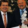 Oberbürgermeister Georg Rosenthal (links) hat BR-Moderator Eberhard Schellenberger für seinen ehrenamtlichen Einsatz für das jährlich im Sommer veranstaltete große Internationale Kinderfest mit dem „Tanzenden Schäfer“ ausgezeichnet.