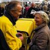 Gerührt von soviel Anerkennung: Postbote Bruno Werner wird vor dem Kiliansdom von Kunden in den Ruhestand verabschiedet.