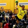 Im Anflug: Hannah Amthor (am Ball) und der HSV Bergtheim hatten keine Mühe, sich deutlich gegen das Schlusslicht aus Sulzbach-Rosenberg (links Ines George) durchzusetzen.