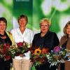 (ts)   AOK-Direktor Frank Dünisch ehrte sechs Mitarbeiterinnen für 40-jährige Betriebszugehörigkeit. Lydia Manger betreut die Personalkrankenkasse. Monika Weißenberger ist in der City-Geschäftsstelle an der Information eingesetzt. In der passiven Phase der Altersteilzeit befindet sich Gertraud Rautert. Evelyn Scherschinski ist im Privatkundenservicebereich tätig. Irene Bum betreut Firmenkunden in Schweinfurt und Umgebung. Gisela Seebacher ist im Immobilien-Management der Direktion tätig. Alle Jubilarinnen erhielten eine Ehrenurkunde und Geschenke. Frank Dünisch (rechts) und Personalratsvorsitzender Harald Johanni (links) gratulierten (von links) Lydia Manger, Monika Weißenberger, Gertraud Rautert, Evelyn Scherschinski, Irene Bum und Gisela Seebacher.