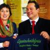 T-Shirt für Bonde: Christine Gerstner überreicht Verbraucherminister Alexander Bonde ein T-Shirt mit dem Logo des Aktionsbündnisses.
