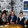 Ausgezeichnet: Der Siegerwein des Winzerbetriebs Dorsch aus Eibelstadt schmeckte Landrat Eberhard Nuß, Susanne Müller, Geschäftsführerin des Tourismusverbandes und Kreisrat Christoph Trautner. Links im Bild Ulrich und Petra Dorsch.