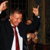 Rennfahrer in Siegerpose: „Hier ist der Deutsche Tourenwagen-Bergmeister“, sagt  Klaus Hoffmann, während die Rödelseer Weinprinzessin Annalena König und Oberbürgermeister Siegfried Müller applaudieren.
