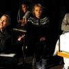 Die Endphase der Proben: Regisseurin und Autorin Amelie Auer (links) mit den Schauspielern Jens Gärtner als Pfleger und Katharina Ries als Enkelin in Auers dramatischem Erstling „Nach der Stille“. Das Stück wird am Dienstag in Sommerhausen uraufgeführt.