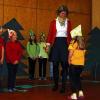 Willkommen im Land der bunt Gemischten in Ostheim: Stephanie Urban war begeistert vom Theaterstück, mit dem die Schüler ihre neue Chefin begrüßten. Die gebürtige Bambergerin freute sich sichtlich über die Beiträge. Mehr Bilder unter http://rhoengrabfeld.mainpost.de