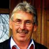 (ub)   Rudolf Kiesel hat die Arbeit der Altersteilzeit vorgezogen und feiert jetzt bei der Autobahnmeisterei in Oberthulba sein 40. Dienstjubiläum. Dienststellenleiter Erhard Schumacher überreichte ihm die Ehrenurkunde und lobte seine Arbeit. Der gebürtige Reiterswiesener ist gelernter Kfz-Mechaniker und begann 1974 bei der Autobahnmeisterei in Oberthulba als Kraftfahrer. Dort bezog er auch mit seiner Familie eine Werkdienstwohnung. 1980 baute sich Kiesel in seinem Heimatort Reiterswiesen ein Haus. Auf der Oberthulbaer Dienststelle war Kiesel hauptsächlich Unimogfahrer. Kiesel legte 1977 auch die Straßenwärterprüfung ab und hatte die Berechtigung für Flurförderzeuge sowie als Führer des Ladekranes. Jeden Winter stand er in Schichtzeiten im beweglichen Beobachtungsdienst. Hintergründig nannten ihn seine Mitarbeiter den „Blitz“, weil er oft in Eile war. Für seine gute Arbeit schätzten ihn nicht nur die Vorgesetzten, sondern auch seine Kollegen. Einmal konnte Kiesel sogar einen Suizid verhindern. Der Jubilar wurde in diesem Jahr 60 Jahre alt, möchte aber noch weiterarbeiten. „Ich mache lieber länger wie weniger“, so Kiesel.