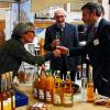 Schlaraffenburger Apfelsaft: Regierungspräsident Paul Beinhofer (Mitte) kostet Saft von Streuobstwiesen vom Untermain.