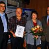 (reg)   Sein 25. Betriebsjubiläum konnte Wolfgang Jucht aus Rothausen, im Bild mit Ehefrau Roswitha Jucht sowie Bernd Zehner (links) und Günter Zehner, im Kreise der Mitarbeiter der Zehner-Gruppe feiern. Von 1971 bis 1976 absolvierte Jucht eine Ausbildung zum Landmaschinenmechaniker und ist seit 1986 ununterbrochen bei der Firma Ludwig Zehner Agrarhandel OHG in Bad Königshofen beschäftigt. Zunächst als Monteur im Bereich Reifenhandel eingesetzt, wechselte er innerhalb des Betriebs und ist seit 2005 hauptsächlich als Lkw-Fahrer im Agrarhandel tätig. In Stoßzeiten hilft er immer noch bei Reifen-Zehner aus. Geschäftsführer Bernd Zehner lobte Juchts Zuverlässigkeit, Kompetenz und Flexibilität und überreichte die Ehrenurkunde der Handwerkskammer.