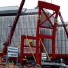 (how)   Eine Großbaustelle ist derzeit noch beim Einrichtungshaus XXXL Neubert anzutreffen: 40 Millionen Euro investiert die XXXL Unternehmensgruppe in die umfangreiche Neugestaltung ihres Hauptsitzes. Bereits fertig ist indes das markante Erkennungszeichen der XXXL-Möbel- und Einrichtungshäuser: Der großdimensionierte Rote Stuhl steht nun auch am Standort Würzburg. Er wurde gegenüber des künftigen Haupteinganges im Wiesenweg aufgestellt, auf dem neuen Parkdeck. Für die ungewöhnliche Aktion war der Einsatz von Kränen notwendig, denn der Stuhl ist 16 Meter hoch. Er besteht zu 95 Prozent aus Holz, unter anderem aus OSB-Platten und Platten aus Lärchenholz, und wird von 2000 Kilogramm Stahlteilen zusammengehalten. Das Gewicht unterscheidet sich gewaltig von einem Küchenstuhl: Über 20 Tonnen wiegt das riesige Mobiliar, das über eine großzügige Sitzgelegenheit verfügt: Die Sitzfläche beträgt 6,50 mal 6,50 Meter. Auch im Dunkeln wird der Rote Stuhl zu erkennen sein: Seine Konturen werden beleuchtet.