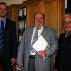 (kv)   Landrat Rudolf Handwerker hat Inspektor Alfred Gerber im Rahmen einer Feierstunde im Landratsamt Haßberge in den Ruhestand verabschiedet. 44 Jahre lang war der gebürtige Unterhohenrieder im öffentlichen Dienst tätig. Alfred Gerber lernte zunächst den Beruf des Betriebsschlossers, bevor er Zeitsoldat wurde. Nach seiner zwölfjährigen Dienstzeit vom Unteroffizier bis zum Oberfeldwebel und Fahrlehrer bei der Bundeswehr wurde er zunächst beim Landkreis Schweinfurt und dann beim Landkreis Haßberge als Verwaltungsbeamter übernommen. Alfred Gerber hat sich als Leiter der Kanzlei des Landratsamtes, im Sachgebiet Kommunalwesen, in der Hauptverwaltung, im Jugendamt und zuletzt als Sozialermittler bewährt. Landrat Rudolf Handwerker dankte dem langjährigen Mitarbeiter für seine treue und zuverlässige Arbeit im öffentlichen Dienst. Unser Bild zeigt (von links):  Personalleiter Ralf Mühlfriedel, Alfons Gerber und Landrat Rudolf Handwerker.