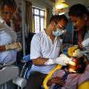 Hilfe vor Ort: Dr. Oliver Heilmann behandelt zusammen mit der Würzburger Prophylaxefachfrau Sabine Behringer und einer Assistentin aus Nepal ein Kind mit kaputten Zähnen.