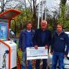 (hag)   Die Einrichtung der Solarstromtankstelle, die Jochen Hilpert und Florian Gollinski auf dem Gelände der Firma suntec eröffnet haben, honoriert die Gemeinde Gaukönigshofen mit einem Zuschuss von 2000 Euro. Laut Bürgermeister Bernhard Rhein steht die Tankstelle Tag und Nacht zum kostenlosen Aufladen der Elektrofahrzeuge bereit. In der Anlage, die bayernweit als die erste dieser Art gilt, kommt modernste Technik zum Einsatz. Der aus der Sonne gewonnene Strom speist mit einer Leistung bis zu 50 Kilowatt die Energie mit einer Gleichspannung von 400 Volt direkt in die Batterien. Der Bürgermeister gratulierte den Firmchefs von suntec zu der Anlage und zu ihrer Arbeit bei der Weiterentwicklung in der Photovoltaikbranche, in der sich, so Bernhard Rhein in den kommenden Jahren zahlreiche Änderungen ergeben werden. Im Bild Jochen Hilpert (links) und Florian Gollinski (rechts) mit Bürgermeister Bernhard Rhein an der Solarstromtankstelle in Wolkshausen.
