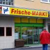 (la)   Der Lebensmittelmarkt in der Segnitzstraße schließt am Freitag. Inhaberin Irena Wilhelm gibt den Standort auf. Damit ist der zweite Versuch gescheitert, nach dem Aus für die Kupsch-Filiale im Jahr 2000 mitten auf dem Hochfeld einen Nahversorgungsmarkt zu etablieren. Bereits am 6. Dezember wird Irena Wilhelm wieder einen Markt eröffnen, diesmal in der Ludwigstraße 35. Das neue Geschäft für den täglichen Bedarf ist mit 120 Quadratmetern deutlich kleiner als der Markt auf dem Hochfeld. In der Segnitzstraße seien Mieten und Nebenkosten einfach zu hoch, der Besuch zu dürftig gewesen, sagt die Inhaberin, die die Ursache für die mangelhafte Nachfrage auch daran festmacht, dass dem Markt die Frischesortimente eines Bäckers und eines Metzgers gefehlt hätten.