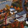 Baustellen am Leopoldina-Krankenhaus: Unser Bild zeigt rechts unten eines der Schwesternwohnheime. Bergan steht zwischen der Robert-Koch-Straße und der Hennebergstraße (rechts) der bezogene erste Bauabschnitt des Gesundheitspark. Daneben entsteht der zweite Abschnitt. Oberhalb der Robert-Koch-Straße sind rechts das KfH Nierenzentrum Schweinfurt, links ein Altbau des Krankenhauses, in dem jetzt die Carl-Sonnenschein-Schule untergebracht ist, zu finden. Links oben (unterhalb des Zentralbaus des Krankenhauses) ist der fünfstöckige Neubau zu sehen, in den die Psychosomatische Klinik, die Privatklinik, das Zentrallabor, die Nuklearmedizin und die Strahlentherapie einziehen werden.