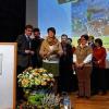 Mit vier „Goldenen Kaffeetassen“ ausgezeichnet: Erstmalig in Bayern erhielt beim VLF-Frauentag in Iphofen die Wonfurterin Manuela Firsching diese Auszeichnung. Im Bild (von links) Regine Wiesend, Herbert Lang (Amt für Ernährung, Landwirtschaft und Forsten Schweinfurt), Stefan, Manuela, Alois und Marga Firsching sowie Klaudia Schwarz (rechts) vom AELF Schweinfurt. Im Hintergrund die Mitarbeiterinnen des ausgezeichneten Bauernhof-Cafés.