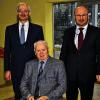Ein frisch gebackener Ehrenbürger: Diese Würde wurde Altbürgermeister Hermann Schlör (Mitte) beim Neujahrsempfang der Gemeinde Helmstadt verliehen. Bürgermeister Edgar Martin (rechts) und sein Stellvertreter Matthias Haber würdigten die Verdienste des heute noch rührigen Kommunalpolitikers ausführlich.