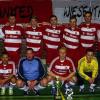 Höllgrund Kirchschönbach siegt: Die FC-Bayern-Fans aus Kirchschönbach stellten beim Fanclub-Turnier in der Wiesentheider Steigerwaldhalle die beste Mannschaft. Vom ausrichtenden FC Bayern-Fanclub Wiesentheid gratulierte Vorsitzender Norbert Stenger (hinten links).