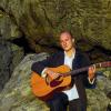 (may)   Eine „Musikalische Reise in die Welt der Lieder“ unternimmt Julian Rombach. Der Sänger und Gitarrist spielt am Freitag, 11. Januar, um 20 Uhr in der Weinscheune Schäfer in Gleisenau Lieder von Reinhard Mey bis zu den Beatles. Julian Rombach, 1984 geboren, stammt aus einer musikalischen Familie. Schon als Kind erhielt er Geigen- und Klavierunterricht. Mit 15 Jahren folgten im Selbststudium Gitarre und Gesang, sodass er bereits im Alter von 19 Jahren erste öffentliche Auftritte unternahm. Von 2004 bis 2010 studierte Julian Rombach an der Musikhochschule Trossingen Schulmusik sowie Jazz und Popularmusik. Sein Klavierstudium hat er in San Francisco begonnen; er setzt es derzeit in Deutschland fort und wird es im Rahmen des Erasmus-Austauschprogramms im südspanischen Granada weiterführen. Parallel zum Studium hat Julian Rombach regelmäßig Auftritte, hauptsächlich in Süddeutschland und der Schweiz, aber auch im Ausland. Einer der Höhepunkte war der Auftritt in der amerikanischen Goldgräberstadt Virginia City, wo Mark Twain lebte. Dort trat Rombach im legendären „Red Dog Saloon“ auf, wo einst Janis Joplin entdeckt wurde und ihre Karriere startete. Als Musiker war Julian Rombach auf den Kreuzfahrtschiffen „MS Bremen“ und „MS Kolumbus“ engagiert. Bei seinen Reisen hat er stets die Gitarre dabei – so ergaben sich spontane Auftritte im Atlas-Gebirge von Marokko, auf Hochalpintouren zu Viertausendern in der Schweiz oder auf einer ruhigen Insel vor Brasilien. Das Repertoire Rombachs umfasst über 200 Lieder, die er auf deutsch, englisch oder französisch vorträgt. Lieder zum Zuhören, Lachen und Träumen sind auch beim Auftritt in der Weinscheune Schäfer zu hören, etwa „Über den Wolken“ von Reinhard Mey, „Heute hier, morgen dort“ von Hannes Wader oder aber „Yesterday“ von den Beatles. Veranstalter ist die Kulturgemeinde Ebelsbach-Eltmann. Karten für das Konzert im Vorverkauf gibt es in der Postagentur Ebelsbach und in der Weinscheune Schäfer in Gleisenau.