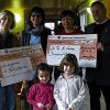 (kgh)   Mit einer Spende zu Weihnachten von jeweils 500 Euro unterstützte die Leonhard Fenn GmbH für Stahl und Metallbau die Kindergärten St. Anton und St. Bartholomäus in Bergrheinfeld. Mit dieser Zuwendung sollen verschiedene Maßnahmen für eine effektive pädagogische Arbeit unterstützt und gefördert werden. Im Bild (von links): die Leiterin des Kindergartens St. Bartholomäus, Angelika Muck, die Geschäftsführerin der Leonhard Fenn GmbH, Doris Fenn sowie Kerstin Gibbons (Leiterin der KiTa St. Anton), Pfarrer Werner Kirchner und die Kinder von der Kita St. Anton.