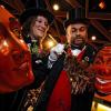 Die fünfte Jahreszeit ist eröffnet: Noel und Markus Stegmann von der Narrenzunft Schwenningen entfernen für den Fotografen in Villingen-Schwenningen mit einem Wedel den Staub von den Schemen (Fastnachtsmasken) des Hansel (links) und des Schantle. Die Abstauber tragen Frack und Fliege. Mit der traditionellen Handlung am Dreikönigstag beginnt in Baden-Württemberg die Fastnacht.