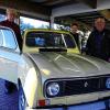 Prachtstück aus alten Zeiten: Dieser Renault R 4, Baujahr 1986, steht noch immer im Ausstellungsraum des Autohauses, das Friedrich Bergmann (rechts) mit seiner Frau Martha und seinem Bruder Michael 1975 in Sommerhausen eröffnete.