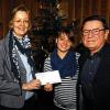 (gmv)   Friseur Georg Titze und seine Tochter Nicole Titze übergaben jüngst 2350 Euro an Susanne Bühl (links) für die Gemeinschaft Sant'Egidio in Würzburg. Das Geld war bei einer Spendensammlung im Friseursalon zusammen gekommen. Sant'Egidio ist eine christliche Laiengemeinschaft mit weltweit über 60 000 Mitgliedern. In Würzburg engagiert sie sich seit 1981 für arme und bedürftige Menschen. An den Weihnachtstagen wurden bei verschiedenen Festen in Altenheimen, in den Räumen in der Schönthalstraße sowie in der Kürnachtalhalle insgesamt etwa 1400 Personen beschenkt und bewirtet. Über 300 Helfer trugen zum Gelingen der Feste bei.