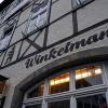 (old)   Die Familie Schaub, in diesem Fall Michael Schaub, hat das Hotel Winkelmann gekauft. Das bestätigte Investor Günter Schaub auf Nachfrage der Main-Post. Zu seinen Plänen mit dem am Marktplatz gelegenen Haus äußert sich Schaub zurückhaltend. Möglich, dass er dort ein Hotel Garni einrichtet, dessen Gäste im nahegelegenen Hotel Bayerischer Hof versorgt werden. Das betreibt jetzt nach dem Rückzug des letzten Pächters Schaubs Frau Brigitte. Das Engagement ist aber lediglich als Übergangslösung gedacht. „Wir wollen in aller Ruhe einen Gastronomen finden“, sagt Schaub. Deshalb genieße der Bayerische Hof jetzt erst einmal Priorität, zumal im Hotel Winkelmann Investitionen anstehen. So müssen beispielsweise die Zimmer hergerichtet werden. Die schon von der Testamentsvollstreckerin ausgesprochene Kündigung an den ambulanten Betreuungsdienst von Willy Michel will er von sich aus nicht rückgängig machen. Gespräche mit Michel habe er noch nicht geführt. Schaub hat, was das Café betrifft, offenbar andere Pläne. „Da soll etwas rein, was Münnerstadt belebt.“ Nichts ändern soll sich hinsichtlich der Anmietung des neueren Teil des Hotels durch Maria Bildhausen, das dort seit vier Jahren eine Wohngruppe für leicht geistig Behinderte unterhält.