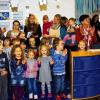 Eingeweiht: Zur offiziellen Einweihung der Kleinkindergruppe im Kindergarten Elfershausen sangen die Kinder und ihre Erzieherinnen einige Lieder. Diakon Franz Hey (rechts) segnete die neuen Räumlichkeiten.