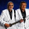 (tb)   Das Schlagerpaar „Die Amigos“ wird Mitte Dezember zwei Konzerte in der Region Unterfranken geben: Die beiden Brüder Bernd und Karl-Heinz treten am Donnerstag, 12. Dezember, um 19.30 Uhr im Marienbachzentrum in Dittelbrunn und einen Tag später um 19.30 Uhr in der Scherenberghalle in Gemünden auf. Bereits seit 1970 besteht die Band, die ihre Songs anfangs im hauseigenen Keller aufnahm und sich mit ihren deutschen Schlagersongs bewusst vom englischsprachigen Pop absetzen wollte – 2006 folgte dann der Durchbruch. Eine Auszeichnung für ihre langjährige Arbeit erhielten sie zuletzt bei der 20. ECHO-Verleihung, wo sie den Preis in der Kategorie „Volkstümliche Musik“ gewannen. Karten für die Konzerte gibt es in allen Main Post Filialen oder unter  (0 97 20) 29 81 57.