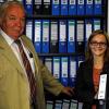 Berge von Ordnern: Die Belege, die Kassier Oskar Hehn allein im Jahr 2010 bei der Caritas Sozialstation St. Gregor Fährbrück sammelte, füllen einen Schrank. Dank modernster Software musste Marina Egenberger, die einen Großteil seiner Aufgaben übernahm, 2012 den Kassenprüfern nur noch zwei Papierordner vorlegen.