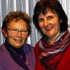 Rita Hartmann (links) und Elfi Walter sorgten für Blumenschmuck in St. Nikolaus in Gerbrunn.