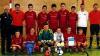 (faf)   Mit drei Siegen aus vier Spielen haben sich die U-15-Fußballjunioren des FC Würzburger Kickers in Schweinfurt den Titel des unterfränkischen Futsal-Meisters geholt. Damit hat sich das Team von Trainer Tristan Hofmann für die bayerischen Endrunde qualifiziert. Unser Bild zeigt den Meister: (hinten von links) Bezirksjuniorenleiter Josef Emmert, Schiedsrichter Lukas Lürzel, Robert Jakob, Caner Yalcin, Tiumus Pipli, Friedrich Philipp-Messerschmidt, Philipp Beck, Trainer Tristan Hofmann, Schiedsrichter Sven Thoma sowie (vorne von links) Adrian Hatcher, Tim Eimann, Marius Väth, Maximilian Schmitt, Marc-André Ehrenfels, Felix Vater.