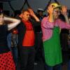 (mge)   Beim diesjährigen „bunten Kappenabend“ der DJK Kronungen wurde das Publikum einbezogen und beteiligte sich begeistert an der Gestaltung der Veranstaltung. Nicht nur Squaretanz und Aerobic-Einlagen wurden zum Besten gegeben, sondern auch einige Sketche aufgeführt. Erzählte Witze strapazierten die Lachmuskeln, für ein karnevalsmäßiges Ambiente sorgten die Aerobic-Showtanzgruppe der DJK mit ihrem Piratentanz und Marie Simon, Celine Danzer, Marie-Aline Körner und Isabell Henkelmann mit einem Marschtanz. DJ „Ösi“ Thomas heizte mit stimmungsvollen Rythmen den circa 80 Anwesenden richtig ein.