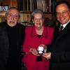 Die Ehrenmedaille der Main-Post Aktion Patenkind: Margret und Robert Krick (Würzburg) bekamen die Auszeichnung für ihre langjährige Unterstützung der Aktion. Überreicht wurde die Medaille in der Geschichte der Aktion Patenkind erst das zweite Mal überhaupt. Peter Krones (rechts), stellvertretender Vorsitzender der Aktion Patenkind, überraschte das Ehepaar Krick mit der Ehrenmedaille.