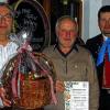 Dankesurkunde überreicht: Christian Knaus, Vorsitzender des Heimat- und Volkstrachtenvereins Karlstadt, überreichte Herbert Sauer die Dankurkunde des Vereins für 26 Jahre Tätigkeit im geschäftsführenden Vorstand. Im Bild von links: der neue Zweite Vorsitzende Josef Oestreicher, Herbert Sauer und Christian Knaus.