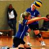 Voller Einsatz: Auf die Knie geht die Unslebenerin Elena Garzorz bei der Annahme, konzentriert beobachtet von Teamkollegin Nadine Karlein. Die Mühe hat sich gelohnt, siegten die TSV-Volleyballerinnen in eigener Halle doch zumindest in einem ihrer zwei Spiele.