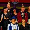 Ehrungen beim Kleinpariser Faschingsclub: Wolfgang Huskitsch vom Fastnachtsverband Franken (links) zeichnete diese Uettinger Narren bei der Prunksitzung aus.