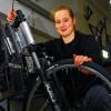 Beliebter Job: Eine von vier Azubis bei den Zweiradmechanikern, Theresa Knüttel. Hier an einer Vermessstation für Belastung.