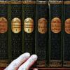Legendär: Klassische Buchrücken von Karl-May-Bänden (oben), Illustration aus „Der Schut“ (unten links) und schließlich der Autor mal drei – als Schreiber, als Old Shatterhand und als Kara Ben Nemsi.