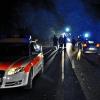 (ak)   Ein 14 Jahre altes Mädchen ist am Sonntagabend zwischen Aubstadt und Großeibstadt von einem Auto angefahren worden und noch an der Unfallstelle ihren schweren Verletzungen erlegen. Die Fußgängerin befand sich mit einer Freundin auf dem Nachhauseweg von einer Faschingsveranstaltung in Aubstadt. Gegen 18.30 Uhr kam den Fußgängerinnen ein Auto entgegen. Der Fahrer erkannte die beiden wohl zu spät und erfasste mit seiner rechten Fahrzeugseite die 14-Jährige. Der Autofahrer hielt an, setzte einen Notruf ab und versuchte dem schwer verletzten Mädchen zu helfen. Aber auch der wenig später eingetroffene Notarzt konnte nichts mehr für die junge Frau tun. Sie verstarb noch an der Unfallstelle. Weiterer Bericht im Frankenteil.