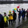 (rr)   Eiskaltes Mainwasser, Luftballons, bunte Narrenkappen: Erstmals startete der Tauchsportclub an der Mainschleife eine Just-for-Fun-Faschingstour. Eigentlich ist das alljährliche Nikolausschwimmen von Astheim nach Nordheim für die Mitglieder des Tauchclubs Tradition geworden. Damit hatte es diesmal jedoch nicht geklappt, weshalb man sich eben zur Faschingszeit ins nasse Vergnügen stürzte. Ohne mit der Wimper zu zucken, stürzten sich bei etwa vier Grad die Mainschleifentaucher in die Fluten. Nicht fehlen im Handgepäck durfte der obligatorische promillehaltige Motivationsschub – auch Schwimmbeschleuniger genannt. Clubchef Fritz Rosenlehner konnte sich über Schwimmer im originellen Narrengewand freuen. Da sah man Teufelchen, Clowns, Frösche und auch Fantasiekostüme. Als schönste Verkleidungen wurde ein gefährliches Krokodil auf Platz gewählt.