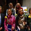 Festlicher Moment: Professor Wolfgang Riedel vom Zentrum für Lehrerbildung ehrte bei der Akademischen Abschlussfeier die fünf Prüfungsbesten: (hinten, von links) Meike Roth und Sarah Finster, (vorne, von links) Julia Lieb, Ulrike Birke und Michaela Müller.