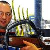 (oli)   Die besten Tipps gibt's vom Chef – das erfuhr auch Marlies Endres aus Höttingen, die sich beim Testschießen mit echten Biathlon-Waffen bei der Mercedes-Benz-Niederlassung Mainfranken in Würzburg am Samstag vom Waffentechniker der deutschen Biathlon-Nationalmannschaft, Sandro Brislinger aus Oberhof, instruieren ließ. Wo ist Kimme, wo ist Korn, wie muss man die gut 3,5 Kilogramm schwere Waffe halten, wie schafft man es, nach einer Runde auf Langlaufskiern noch ruhig zu schießen? Und wie sind die Chancen der deutschen Biathletinnen und Biathleten bei der Weltmeisterschaft in Nove Mesto ab Donnerstag? Fragen gab es genug, die die vielen Fans stellten. Da war das Schießen – natürlich nur mit Laser-Waffen und auch nur auf zehn Meter statt 50 Meter Entfernung – noch die leichteste Übung. Neben Brislinger, der seit über zehn Jahren die Waffen der deutschen Skijäger baut und wartet, war auch Ex-Biathletin Sabrina Buchholz vor Ort. Die 32 Jahre alte Mixed-Staffel-Weltmeisterin von 2008 beendete vergangenes Jahr ihre Karriere und ist seitdem als Bundespolizistin am Standort Oerlenbach im Landkreis Bad Kissingen.