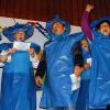 (sia)   Gar nicht trocken, wie im Lied, waren diese fünf blauen Früchtchen beim Seniorenfasching im Euerbacher katholischen Pfarrheim, von links Carola Stühler, Renate Auinger, Peter König, Magda Wilhelm und Rosi Kerth. Zur Musik von Heinz Schlembach überzeugten sie das Publikum. Das taten auch andere Büttenredner wie Pfarrer Markus Grzibek, der kundtat, „was der Kuh half, das hilft auch dem Bischof“. Er bekam beim Dorf-Tratsch von Babett (Waltraud Hübner) und Bruno (Herbert Bocklet) tüchtig eingeschenkt, weil er die Kommunionhelfer verdursten lässt. Ein Loblied auf „unsere Männer“ sang Carola Stühler, Walter Klein rückte ins Finanzamt ein und die „jungen Alten“ Peter Hausmann und Waldemar Wehner priesen den Vorruhestand. Jeanette Meths Reservierung in einem Waldcafé ging daneben, dafür führte Waldemar Wehner humorvoll durch den Nachmittag.