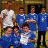 (hu)   Zu einer eindeutigen Sache hat sich das Finale der Volleyball-Kreismeisterschaft in der Klasse der Jungen IV entwickelt. Die Mannschaft des Egbert-Gymnasiums Münsterschwarzach besiegte die Equipe der Iphöfer Mittelschule mit 7:1. Während die Schwarzacher an ihrer Aufgabe wuchsen, bauten die Iphöfer Jungs vor allem am Ende der vier Turnier-Begegnungen mehr und mehr ab, und sie blieben gegen ihren spielerisch stärkeren Konkurrenten schließlich ohne jede Chance. Im Bild die erfolgreiche Mannschaft: (hinten von links) Betreuer Matthias Blaß, Linus Dürr, Simon Kahl, Fabian Molinari; (vorn) Benjamin Hettrich, Jonas Winkler und Maximilian Prötzel.