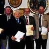 Ausgezeichnet: Schützenmeister Peter Hügelschäffer (links) und Schützenkönig Friedrich Schwarz (rechts) zeichneten Kaspar Steinmann, Leo Amend, Michael Vollrath, Georg Furkel, Christian Benkert und Kurt Schwarz (von links) für langjährige Treue zum Verein aus.